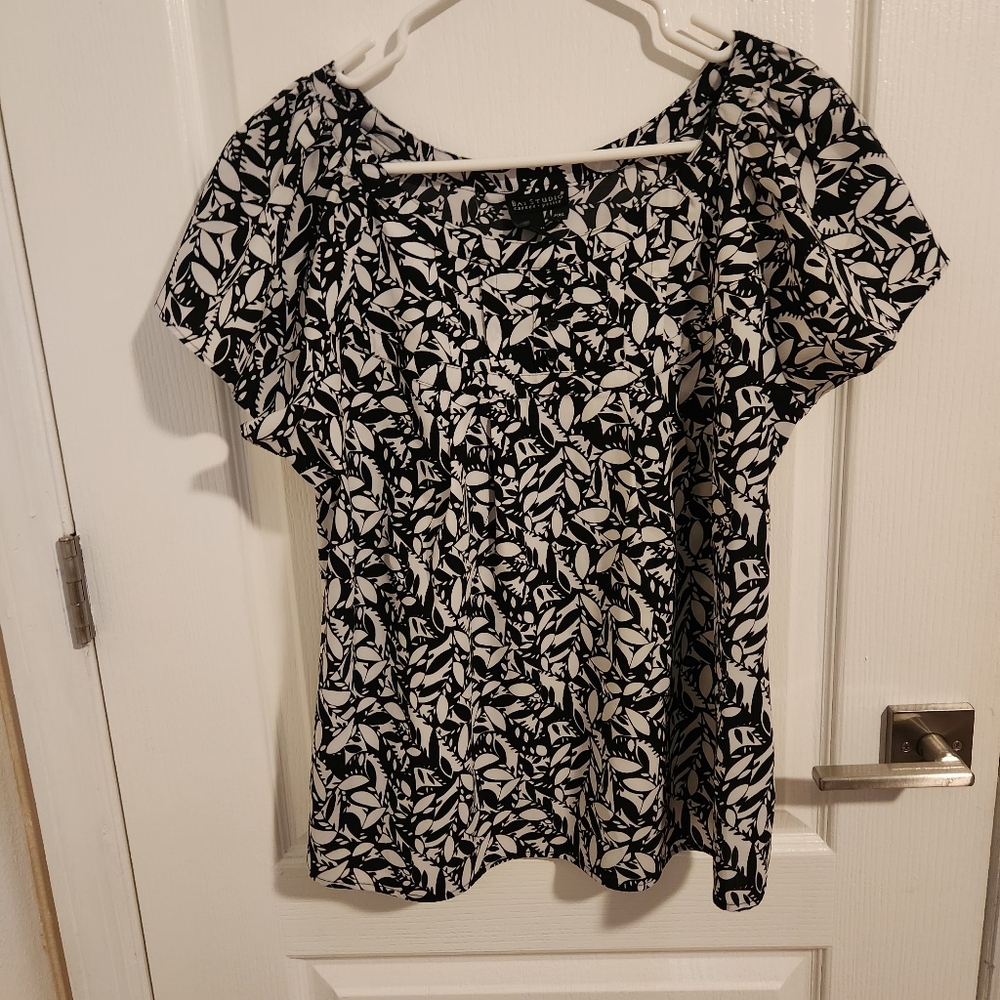 Black & White Leaf-Print Women’s Top Great Conditions🥰😍